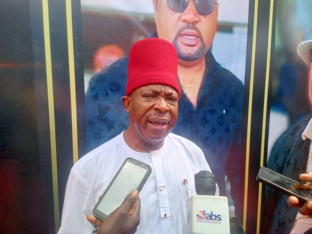 Senator Umeh praises Anambra philanthropist over community development