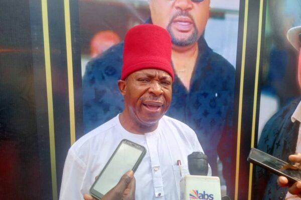 Senator Umeh praises Anambra philanthropist over community development