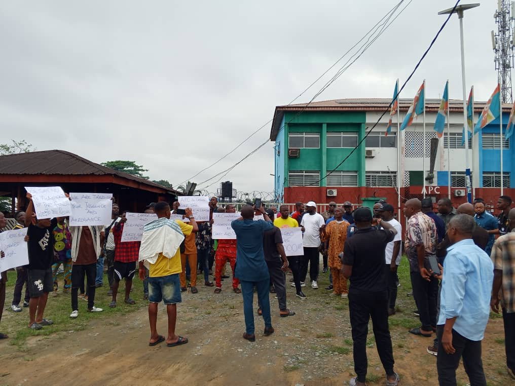 Updated: Protesters lock C'River APC state secretariat, vow not to unlock it until Barr. Alphonsus Eba resigns