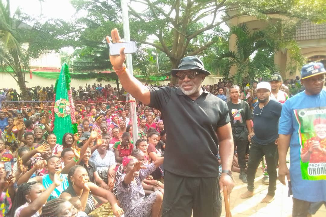 United Nigeria Airlines boss distributes christmas largesse to 15,000 indigent Nigerians in Anambra