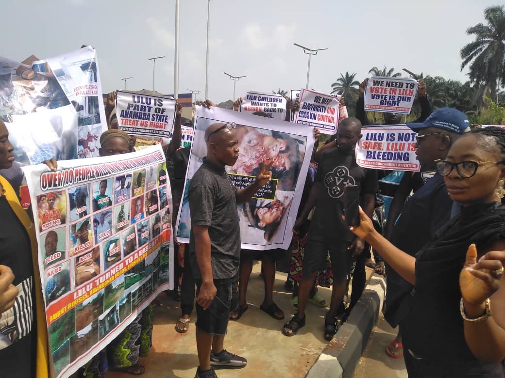 Community protests killing of 100 indigenes by gunmen