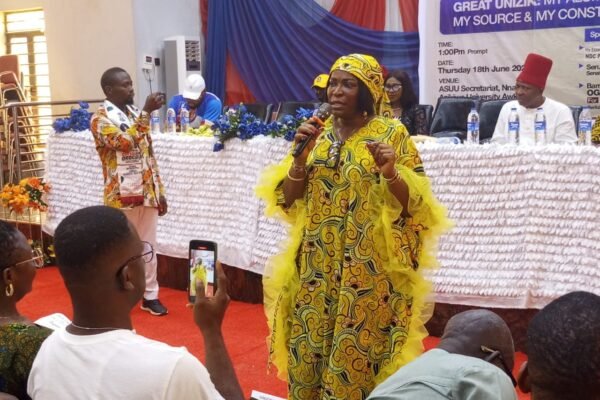 2027: NDC Distributes Rice, Cash To Unizik Staff, Students