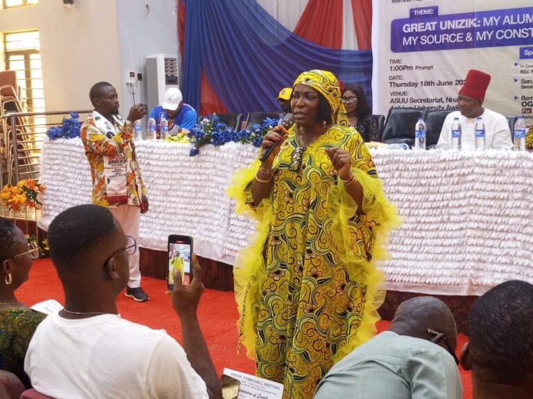 2027: NDC Distributes Rice, Cash To Unizik Staff, Students