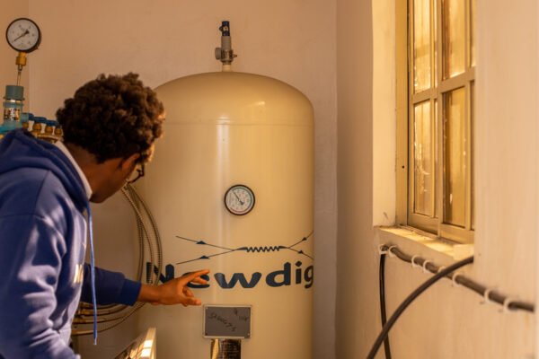 Nigerian innovator generates hospital power, medical oxygen from water
